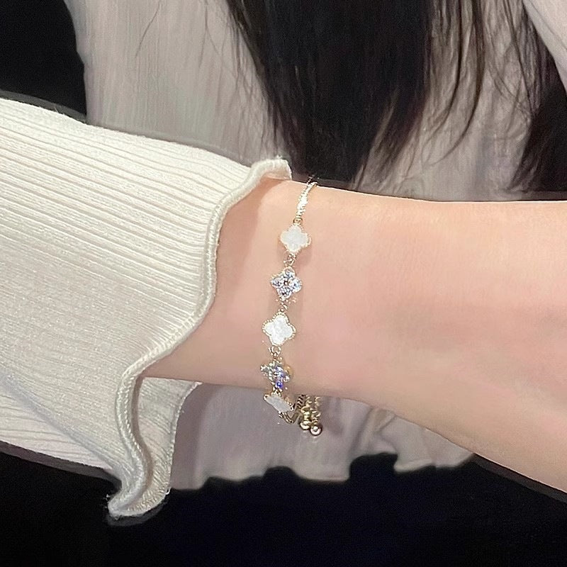 Damen zartes Armband mit funkelnden Blütenmotiven und hochwertiger Verarbeitung Shop Nory