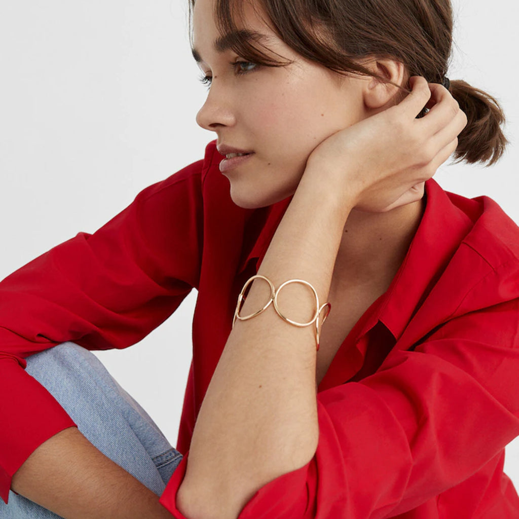 Damen Offenes Armband aus hypoallergenem Edelstahl mit elegantem Schwungdesign Shop Nory