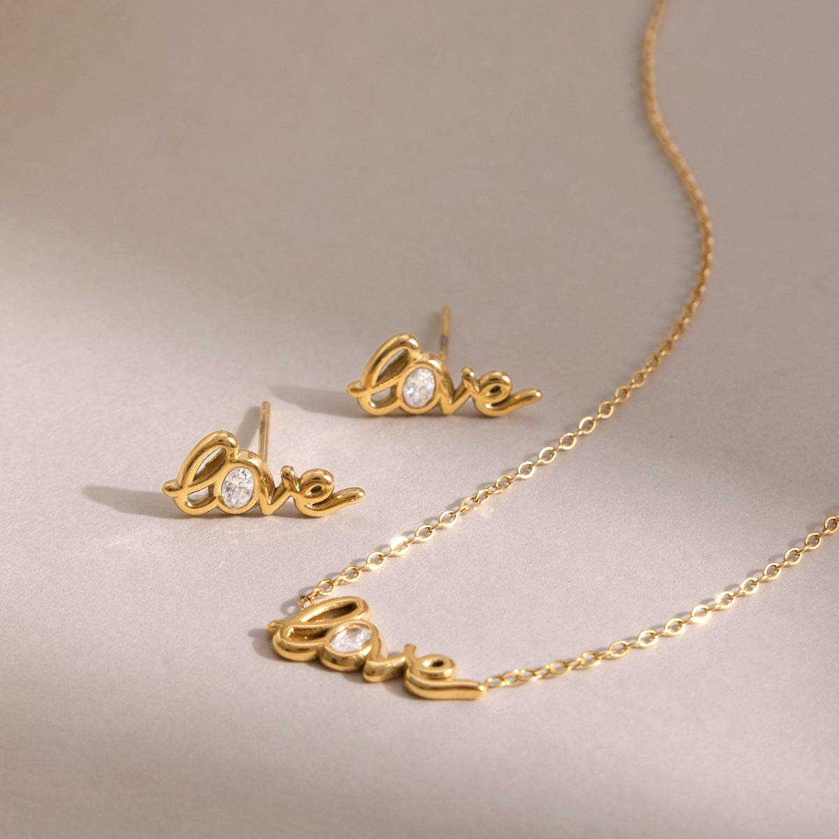 Damen Halskette mit elegantem "Love"-Schriftzug und funkelndem Zirkonia Akzent Shop Nory