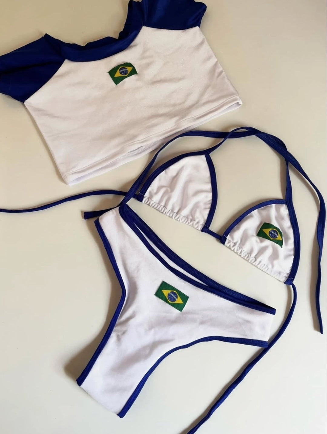 Damen Bikini-Set mit sportlichem Crop-Top und trendigem Brasilien-Flaggen-Design Shopnory