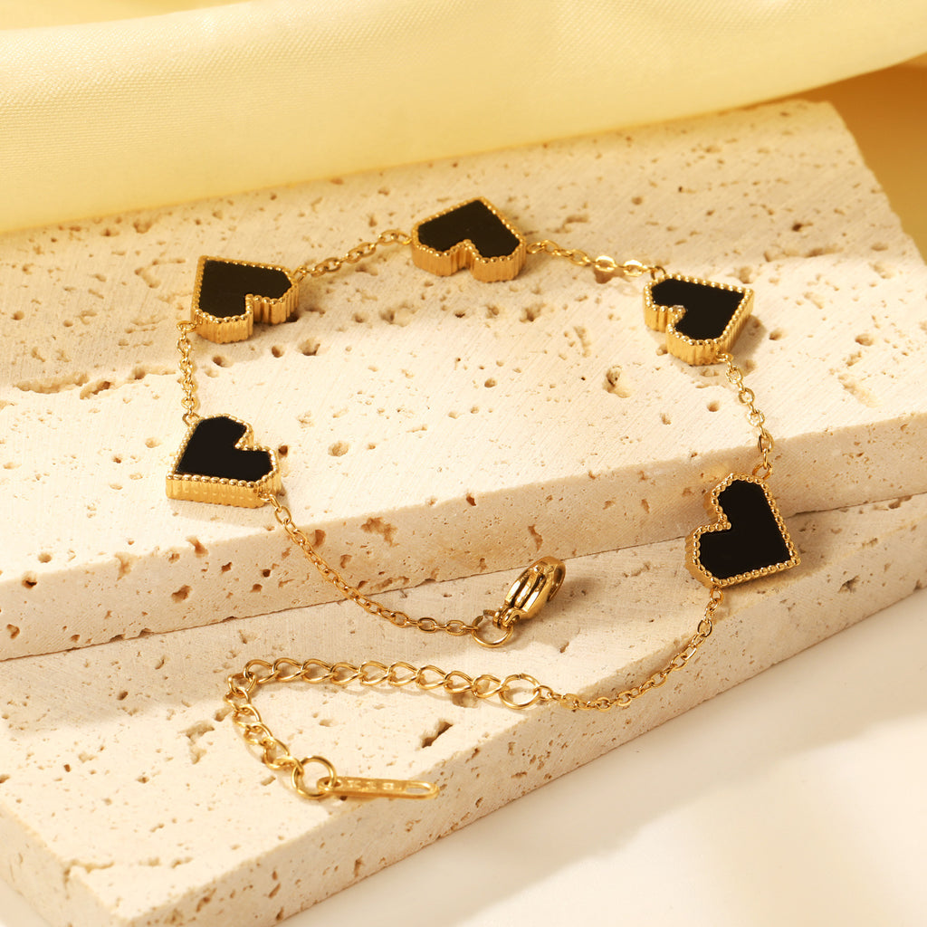 Damen Armband mit herzförmigen Elementen und elegantem Design Shop Nory