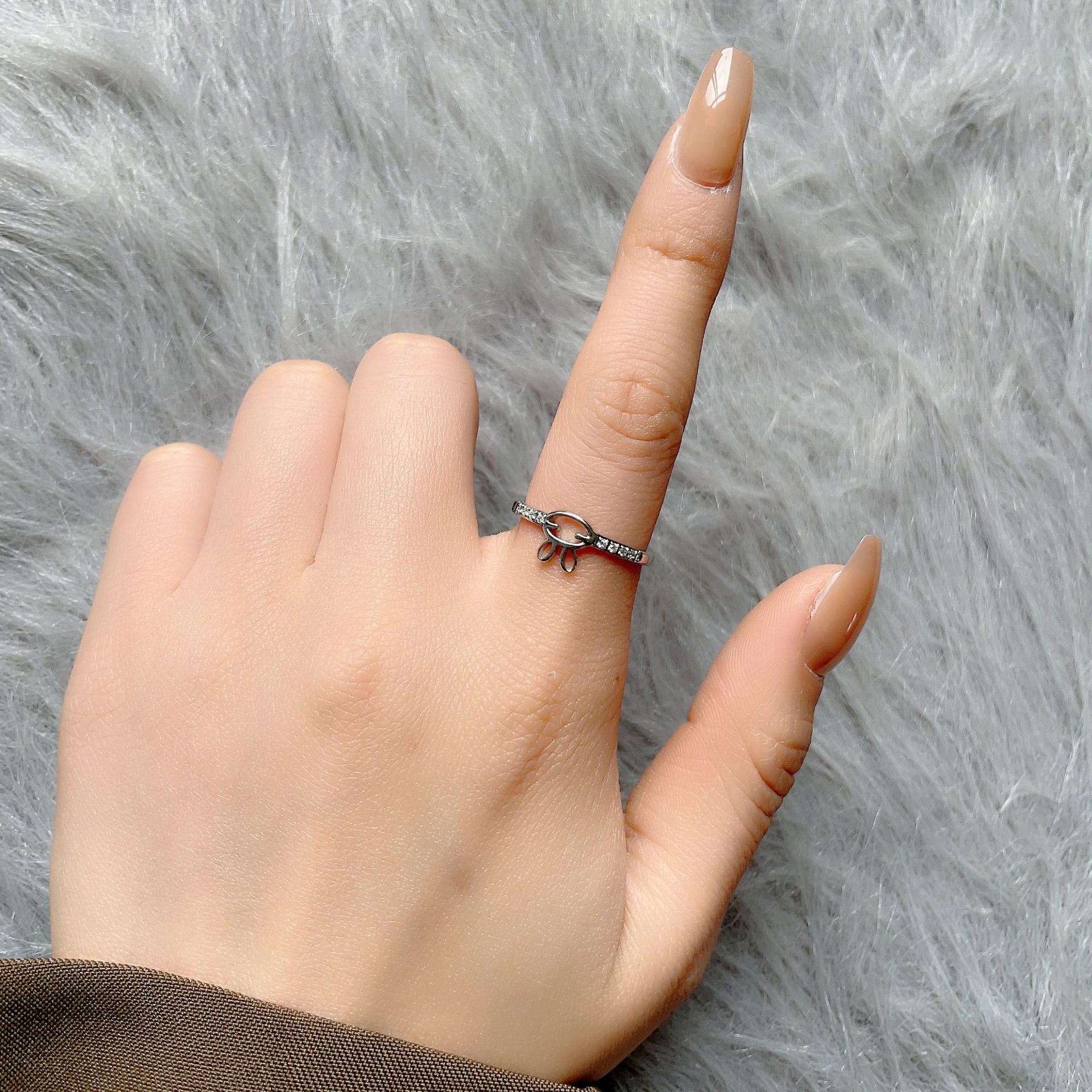 Damen eleganter Ring mit filigranem Design und funkelnden Zirkonia Shop Nory