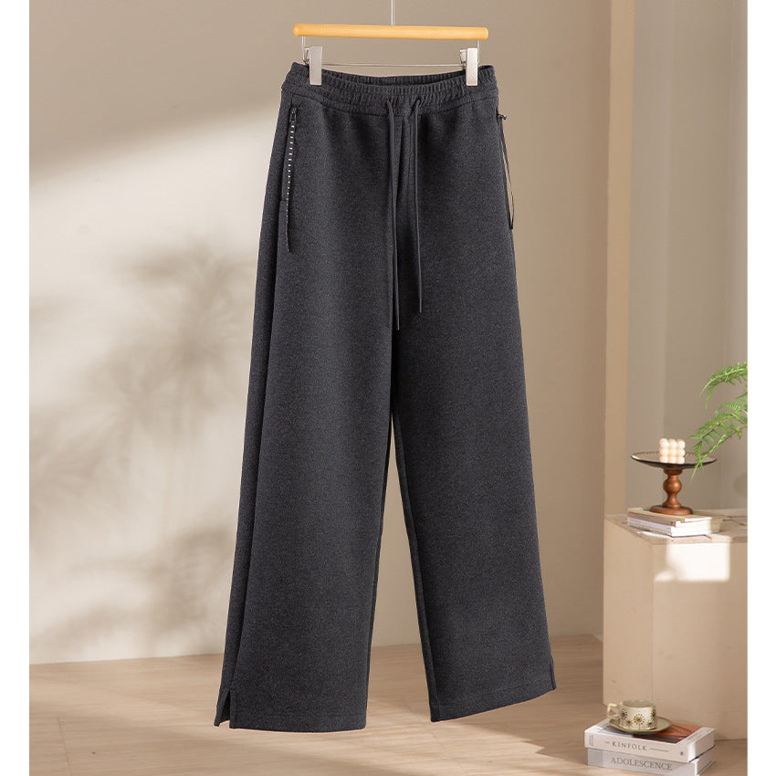 Damen weite French‑Terry Lounge-Sweatpant mit hohem Bund, Kordelzug und seitlichen Schlitzen Shop Nory