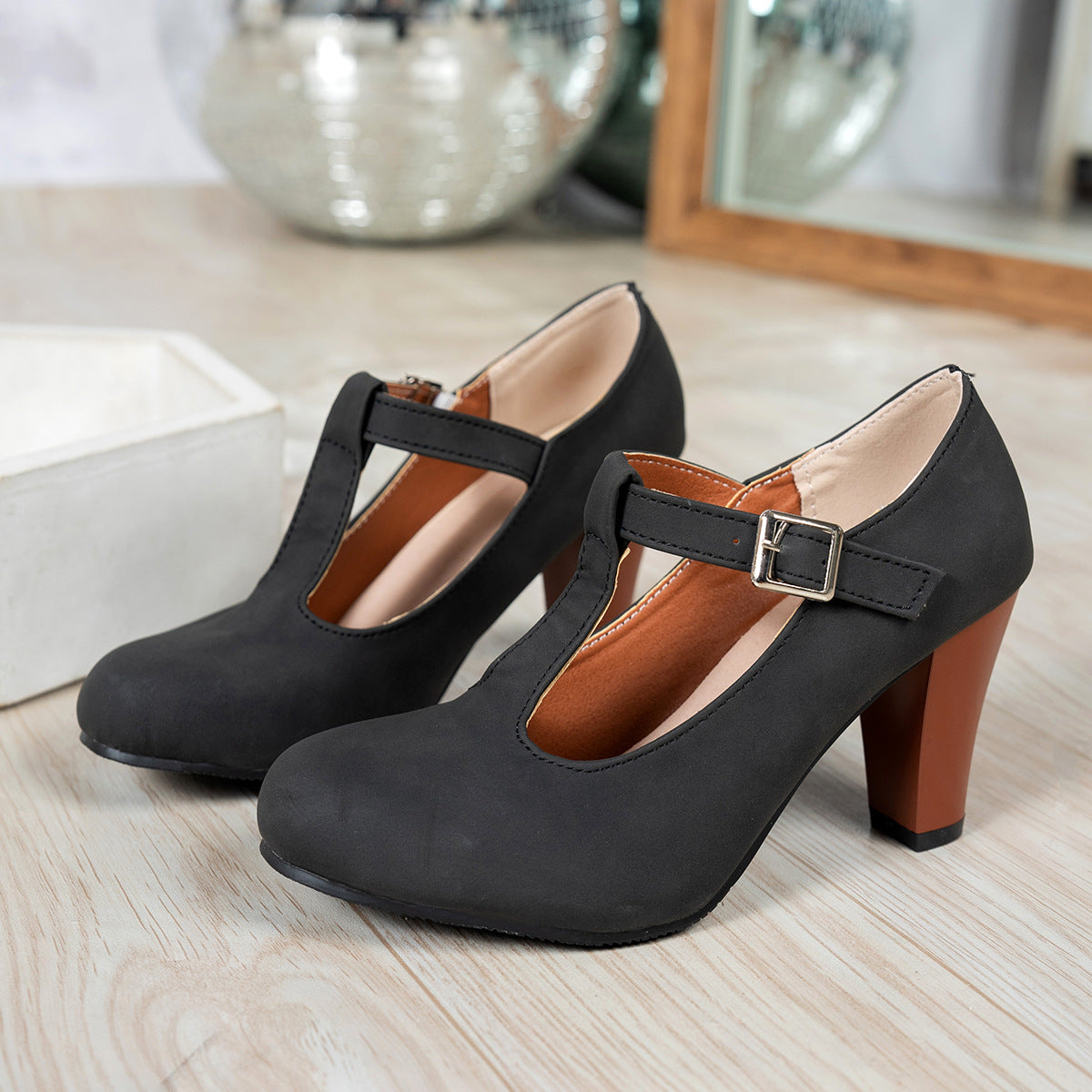 Damen T-strap Pumps mit eleganter Absatzhöhe und verstellbarem Riemen