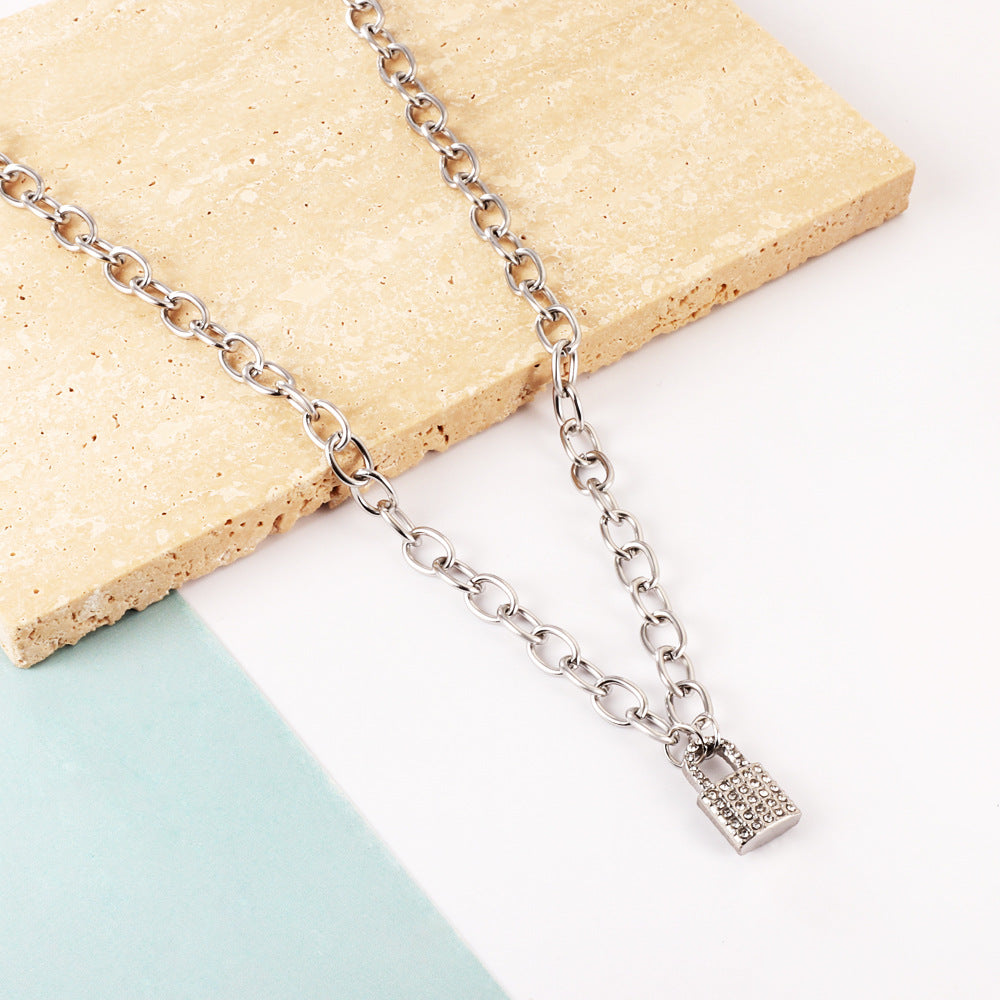 Damen Halskette mit luxuriösem Schloss-Anhänger aus goldplattiertem Edelstahl Shop Nory