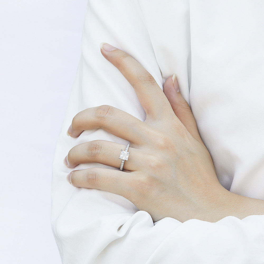 Damen Verlobungsring mit kunstvollem Blattdesign und funkelnden Zirkonia-Shop Nory