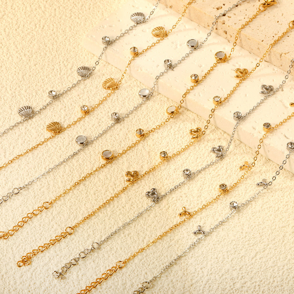 Damen zartes, goldplattiertes Armband mit funkelnden Zirkonia und herzförmigen Anhängern Shop Nory