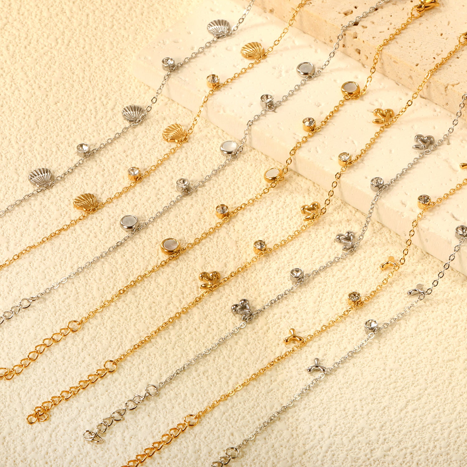 Damen zartes, goldplattiertes Armband mit funkelnden Zirkonia und herzförmigen Anhängern Shop Nory