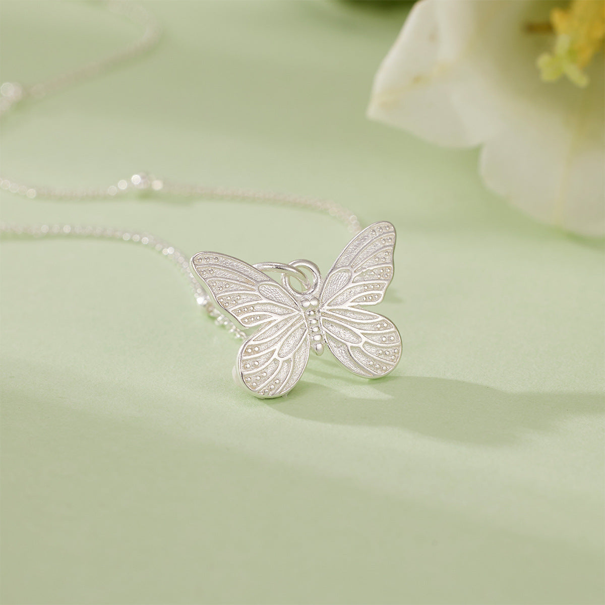Damen Halskette mit kunstvollem Schmetterlingsanhänger und feiner Gliederkette Shop Nory