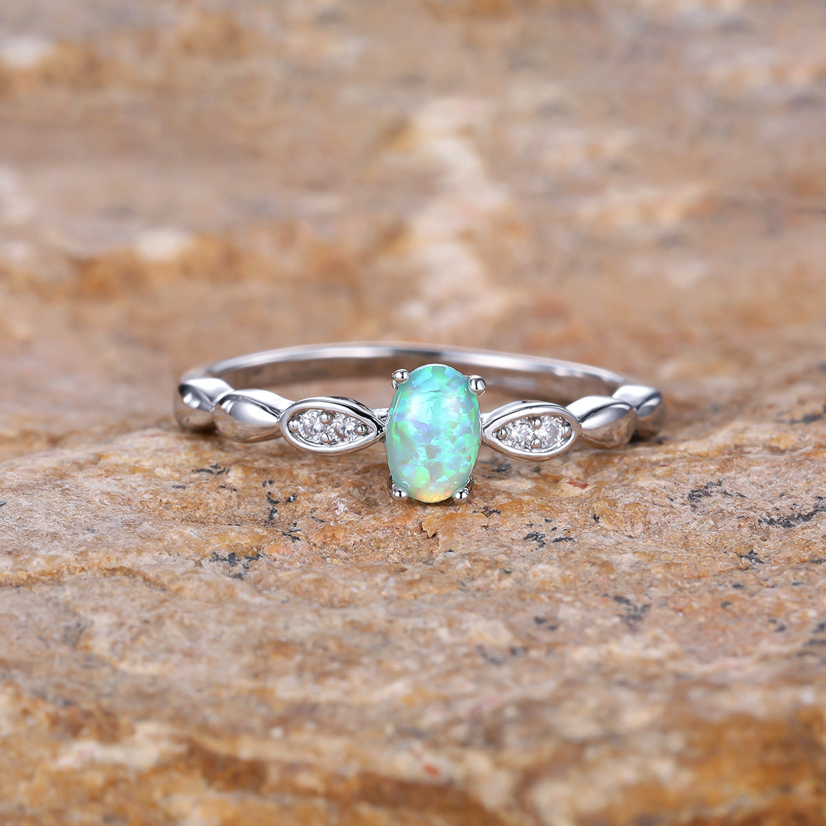 Damen Ring mit kunstvoller Opal-Fassung und funkelnden Zirkonia Shop Nory