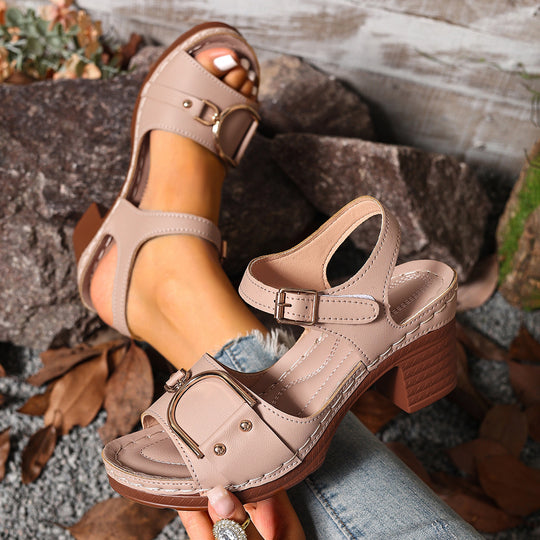 Damen Sandaletten mit mittelhohem Blockabsatz, verstellbarem Knöchelriemen und dekorativem Metallornament Shop Nory