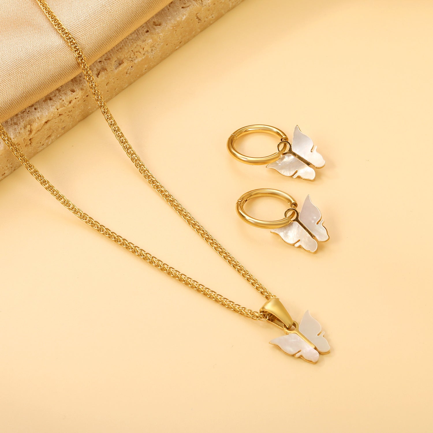 Damen Schmuckset mit filigranen Schmetterlingsanhängern und Ohrringen Shop Nory