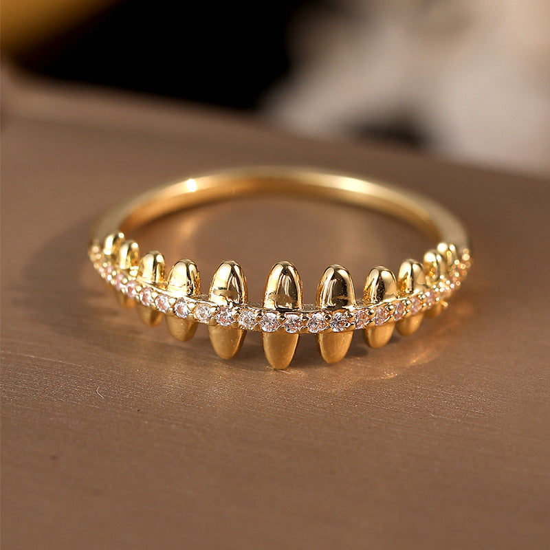 Damen eleganter Ring im trendigen Blattdesign mit funkelnden Kristallen Shop Nory