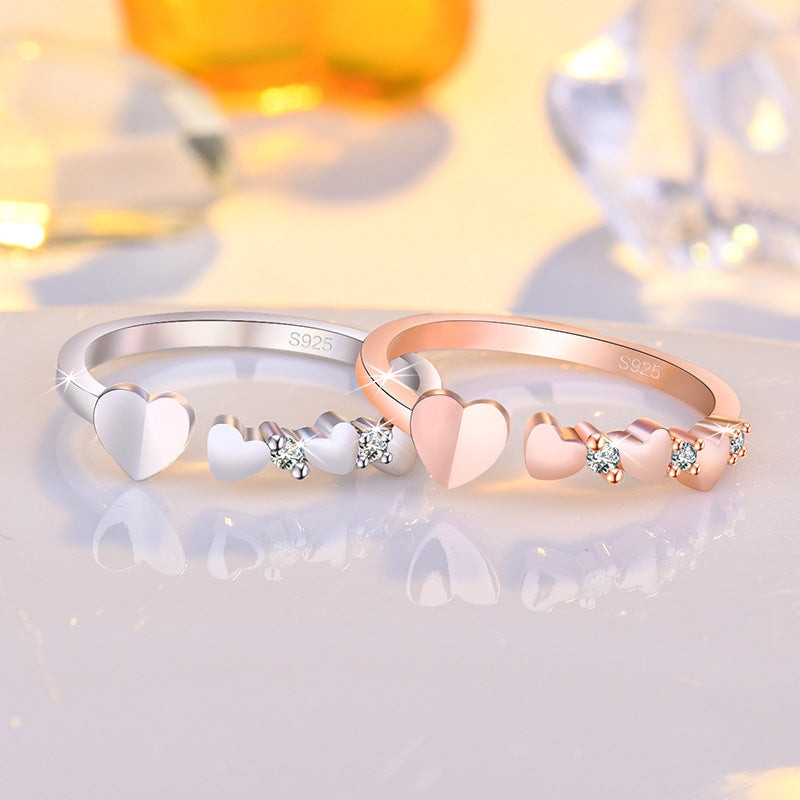 Damenring mit dekorativen Herzmotiven und funkelnden Zirkonia Shop Nory