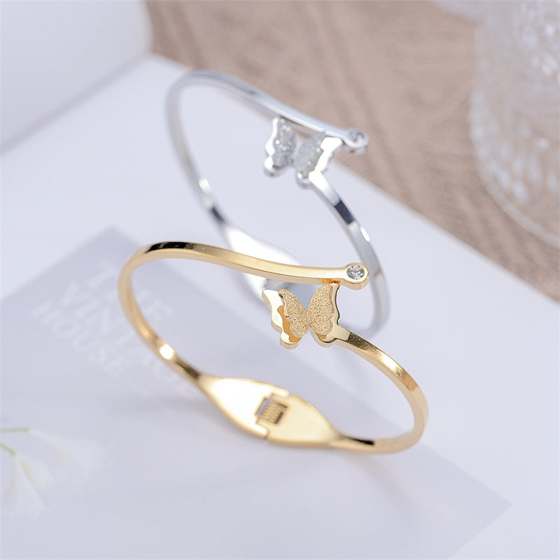 Damen Armreif mit elegantem Schmetterlingsdesign und funkelnden Zirkonia Shop Nory