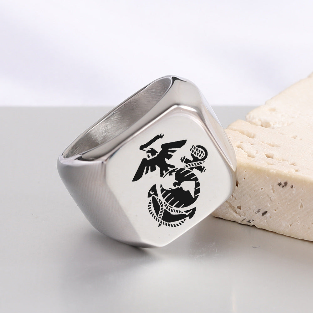 Herren Siegelring mit detailverliebtem Emblem Shop Nory