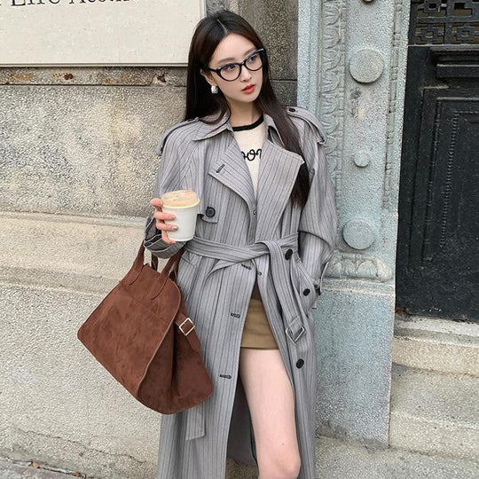 Damen Langer Nadelstreifen-Trenchcoat mit Bindegürtel Schulterpatten und ausgestelltem Saum Shop Nory