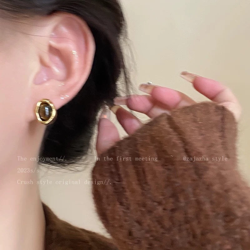 Damen Ohrstecker mit einzigartigem Tigeraugen-Design und goldfarbener Umrandung Shop Nory