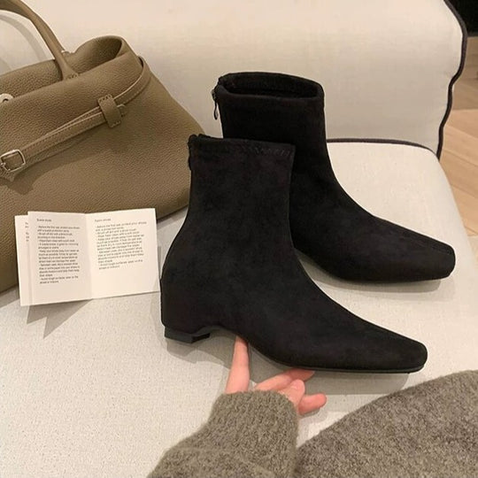 Damen Knöchelhohe Leder-Stiefelette mit quadratischer Zehenpartie, Mittelnähte und elastischem Schaft Shop Nory