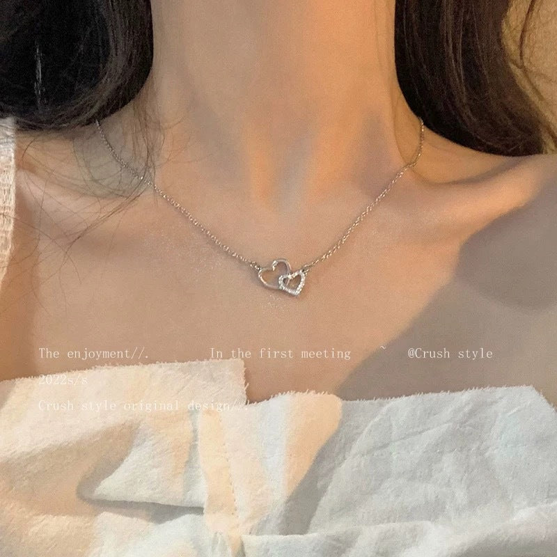Damen Halskette mit stilvollem Doppelherz-Anhänger und zarten Zirkonia Akzenten Shop Nory
