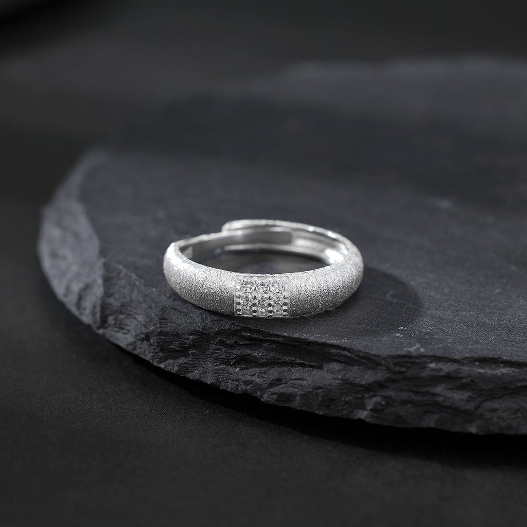 Damen Ring mit strukturiertem Design und funkelnden Zirkonia Shop Nory