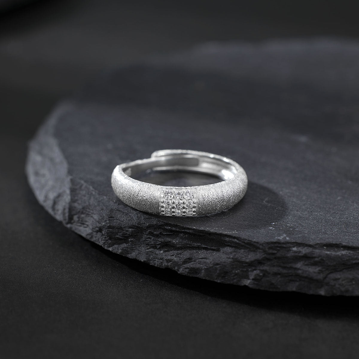 Damen Ring mit strukturiertem Design und funkelnden Zirkonia Shop Nory
