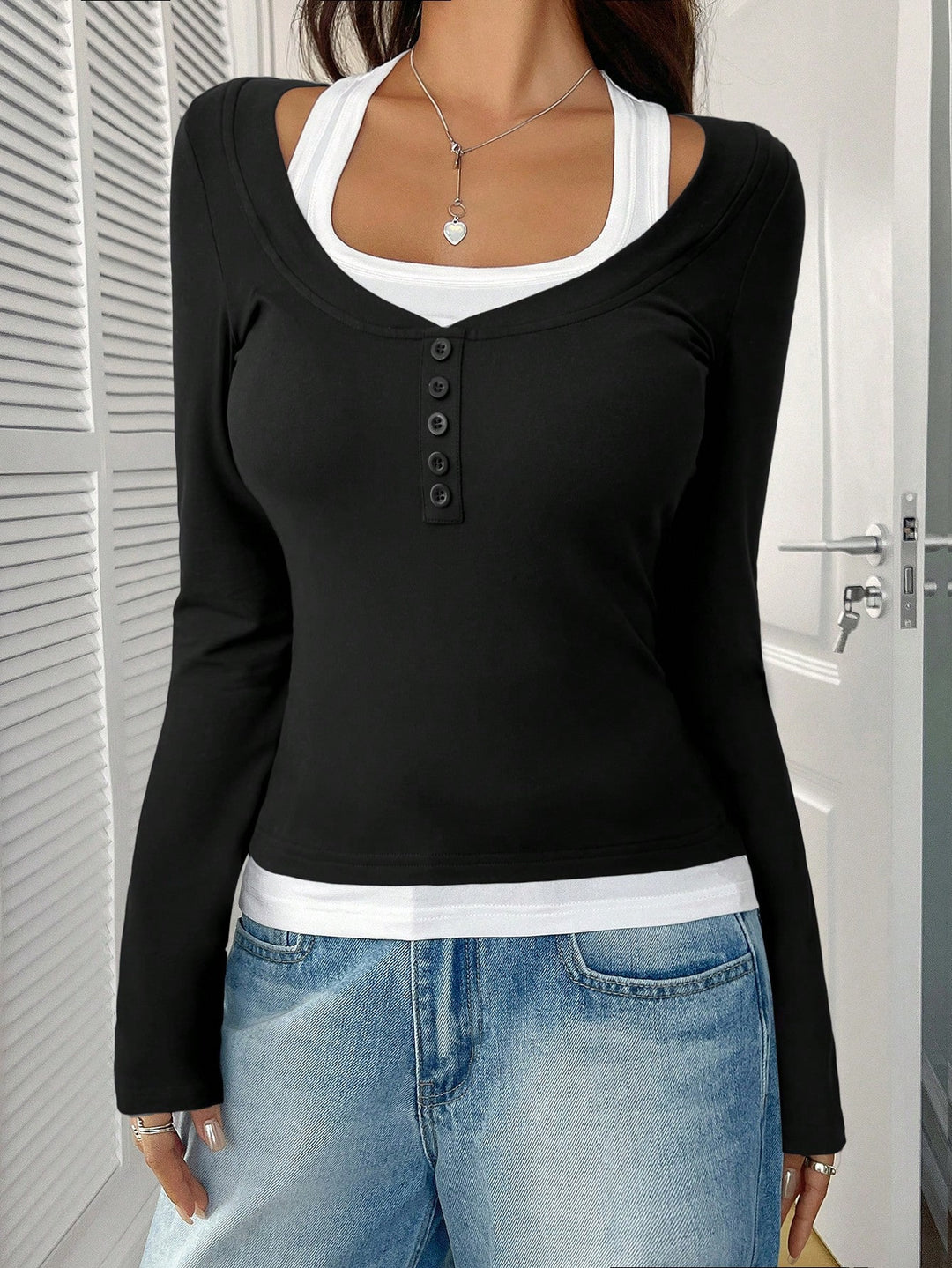 Damen Figurbetontes Langarmshirt mit U-Ausschnitt und Knopfleiste Shop Nory