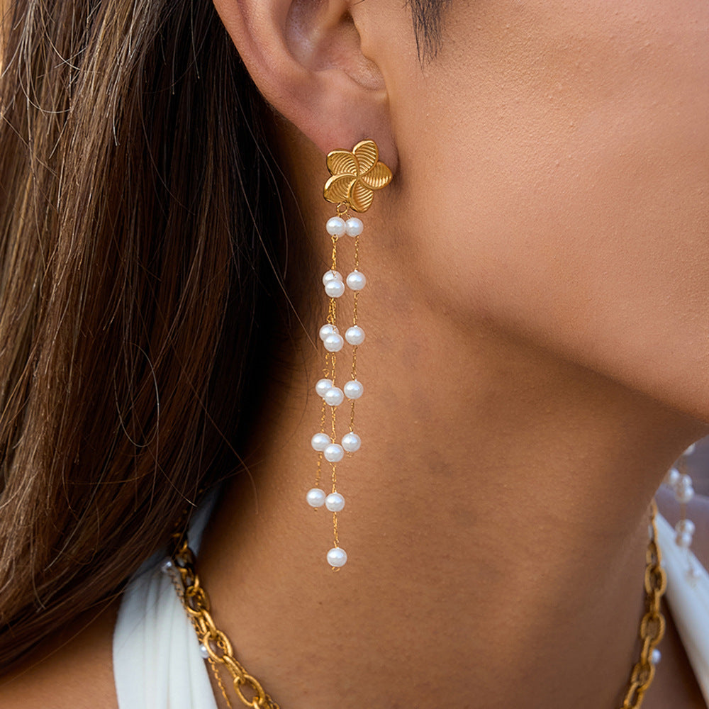 Damen Ohrhänger mit elegantem Blumenmotiv und schimmernden Perlen Shop Nory