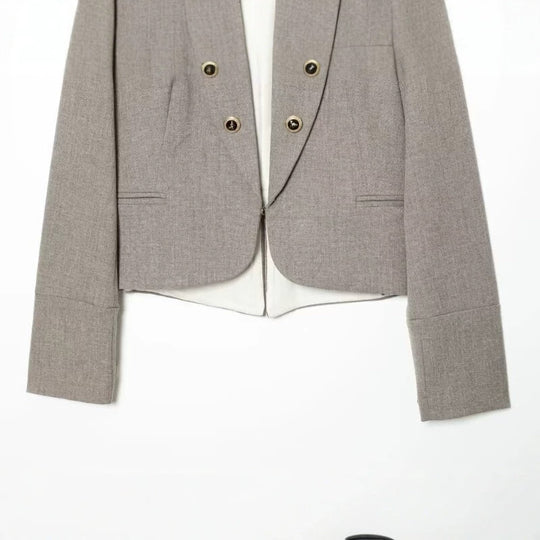 Damen Cropped, taillierter Blazer mit Stehkragen, doppelter Zierknopfleiste und asymmetrischem Saum Shop Nory