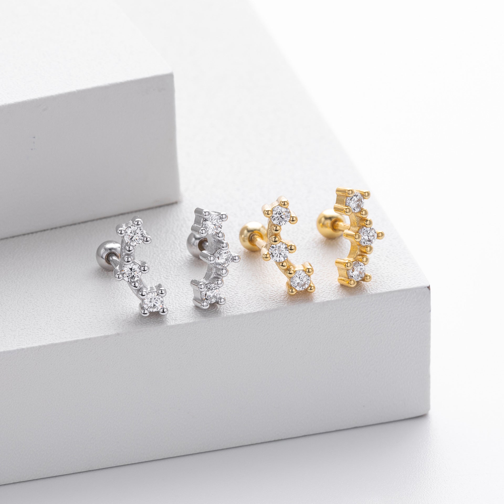 Damen Ohrstecker mit funkelnden Zirkonsteinen in modernem Design Shop Nory