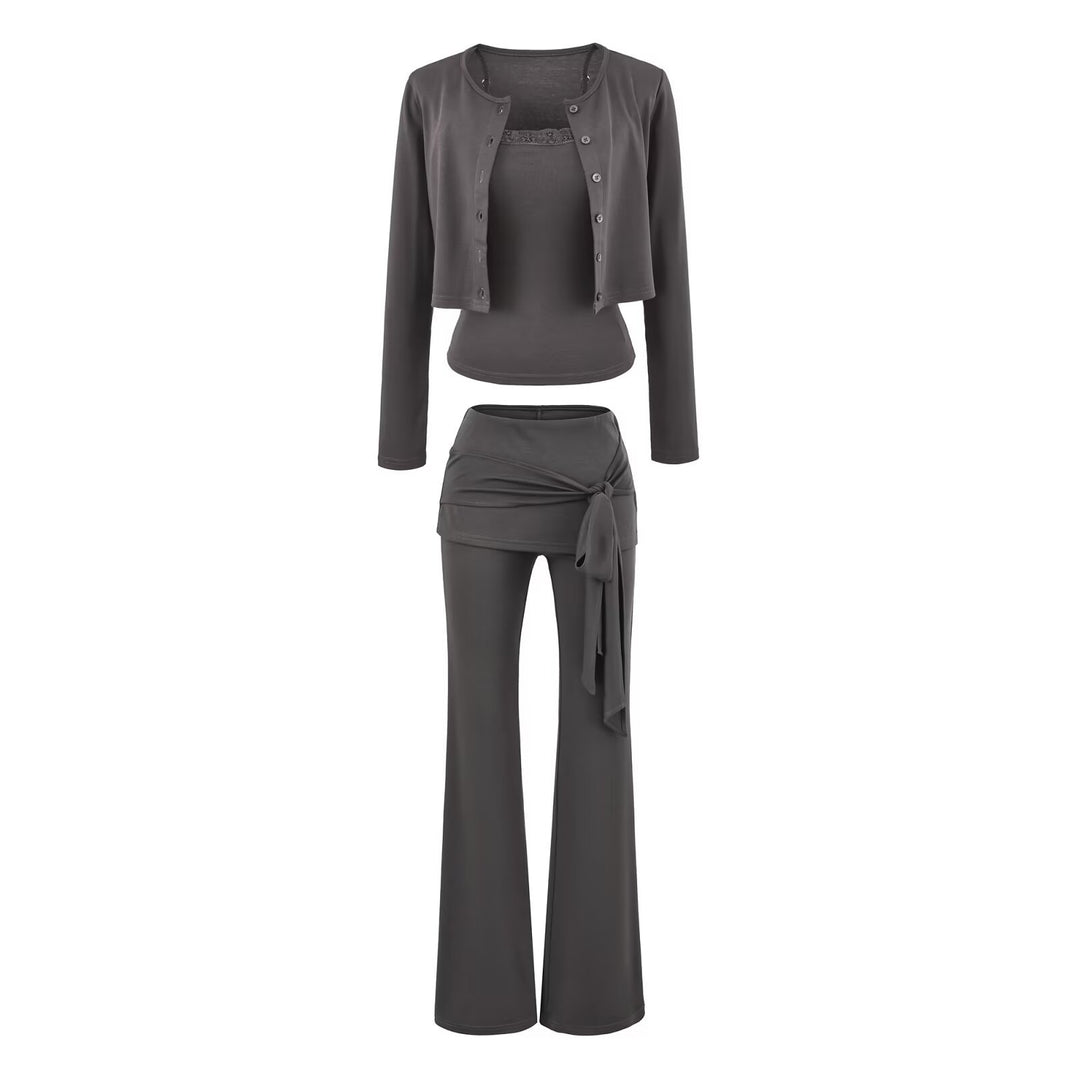 Damen dreiteiliges Lounge-Set mit kurzem Knopfcardigan, Spitzentop und Wickel-Schlaghose Shop Nory