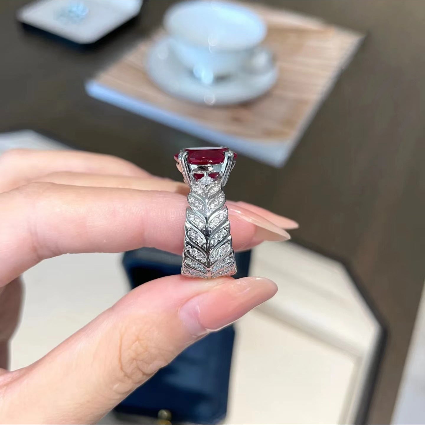 Damen Luxus Ring mit elegantem Rubin und funkelnden Diamanten Shop Nory