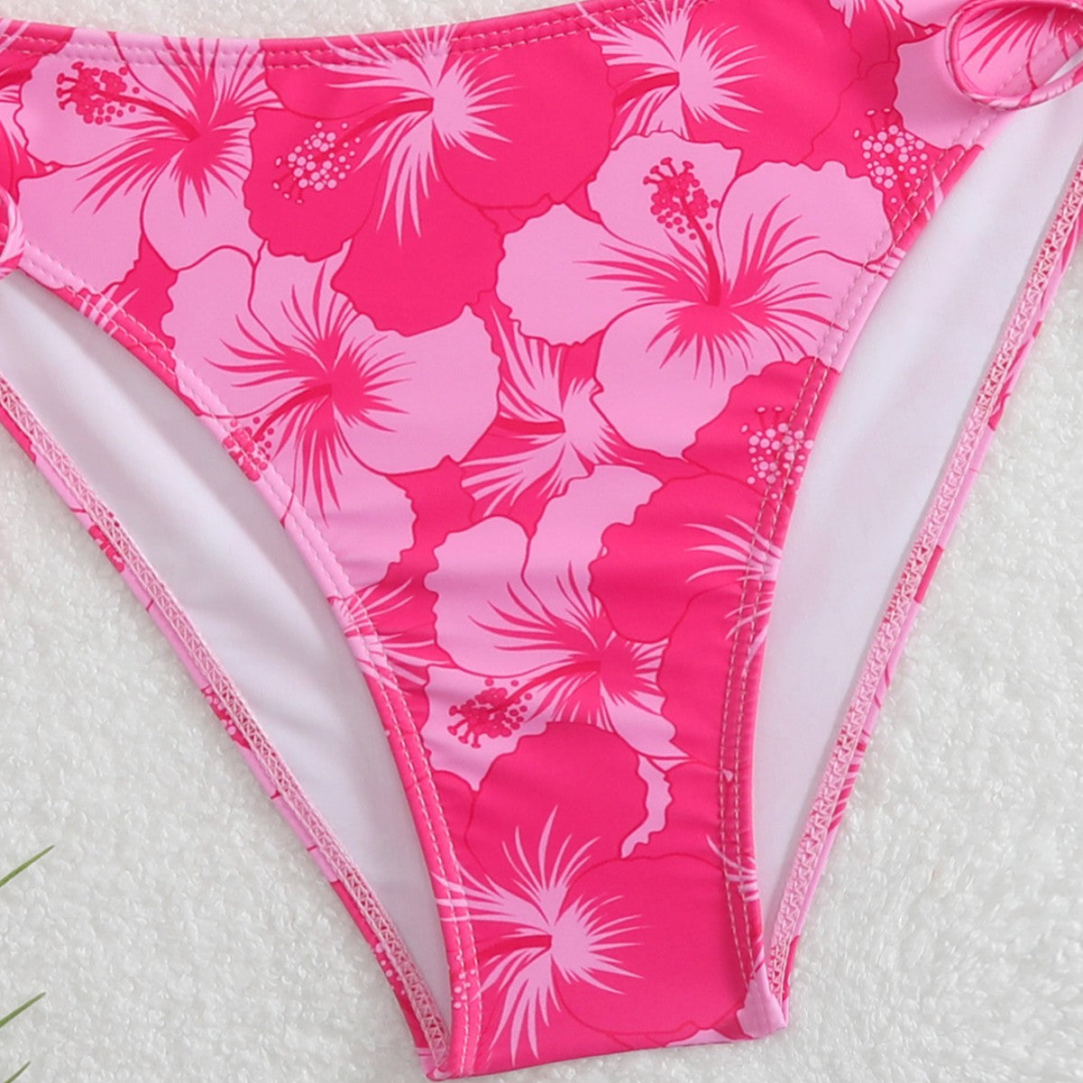 Damen Triangel-Bikini mit verspielten Floral-Details