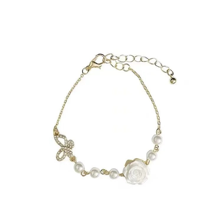Damen Armband mit elegantem Rosendesign und funkelnden Perlen Shop Nory