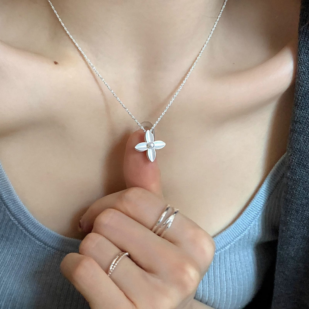 Damen Halskette mit elegantem, floralen Anhänger und feiner Gliederkette Shop Nory