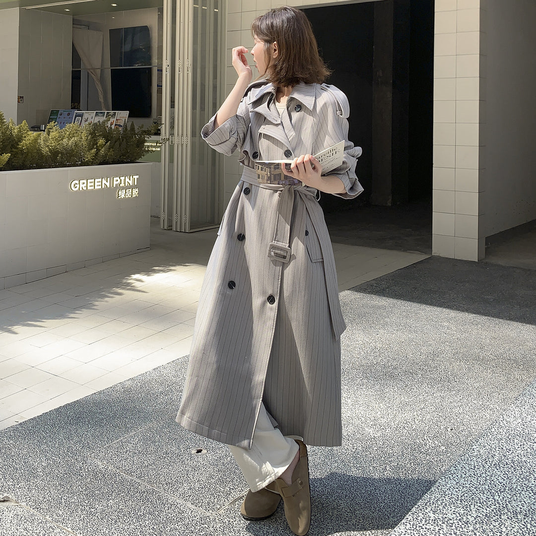 Damen Lang geschnittener Nadelstreifen-Trench mit Volumenärmeln, Schulterriegeln und Bindegürtel Shop Nory
