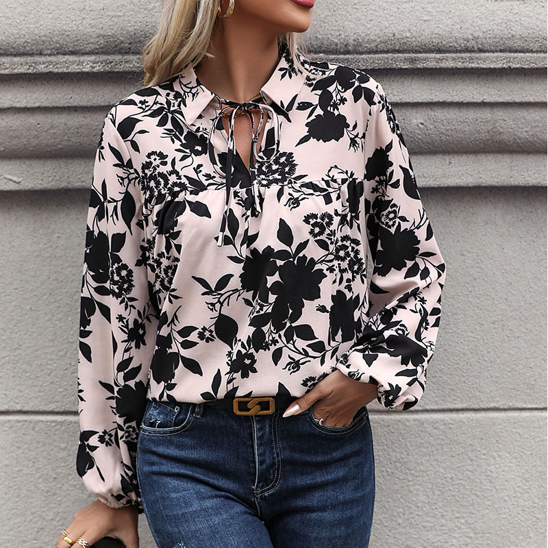 Damen Fließende Viskose-Bluse mit floralem Print, Krawattenkragen und geraffter Passe Shop Nory