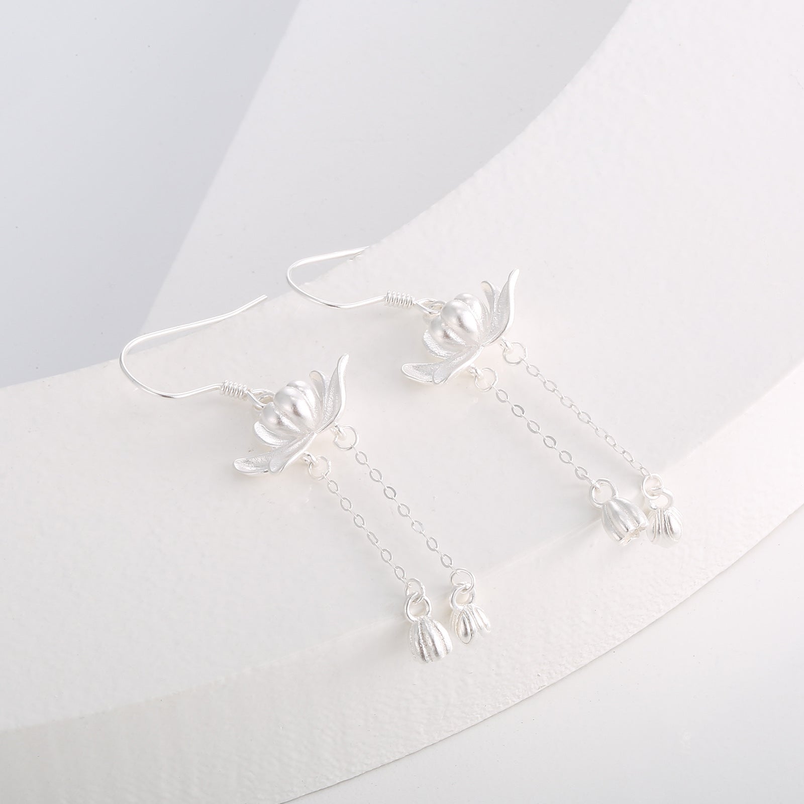 Damen Ohrringe mit elegantem Lotusdesign und feinen Anhängern Shop Nory