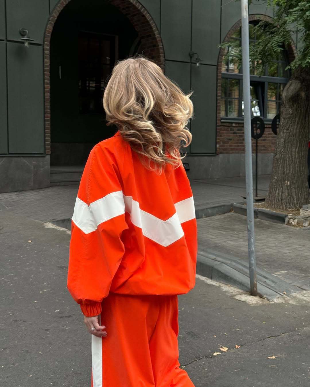 Damen leichte Oversize-Windbreakerjacke mit Kontrastpanelen, Tunnelzugbund und elastischen Bündchen Shop Nory
