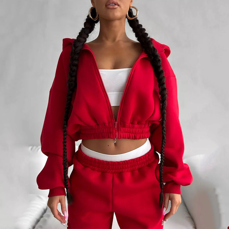 Damen Cropped‑Zip‑Hoodie mit Ballonärmeln und hochgeschnittener Jogginghose mit gerafftem Taillenbund Shop Nory