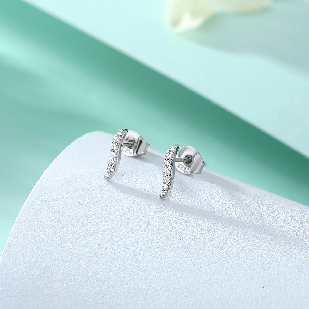 Damen Ohrstecker im eleganten Wellen-Design mit funkelnden Zirkonia Shop Nory
