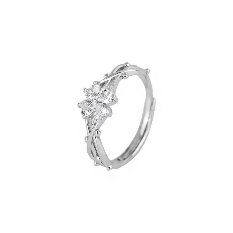 Damen eleganter Ring mit funkelndem Solitär und verspieltem Zirkonia-Besatz Shop Nory