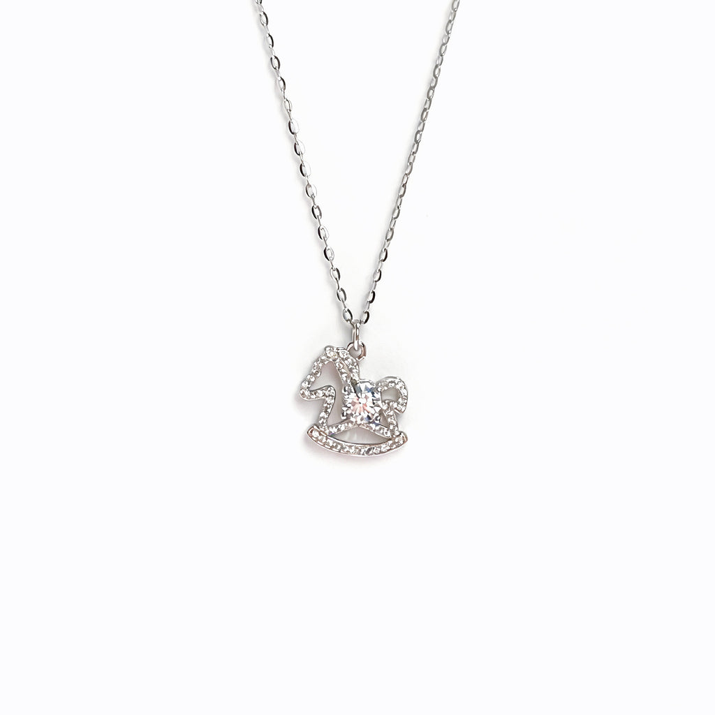 Damen Halskette mit kunstvollem Schaukelpferd-Anhänger und funkelnden Kristallen Shop Nory