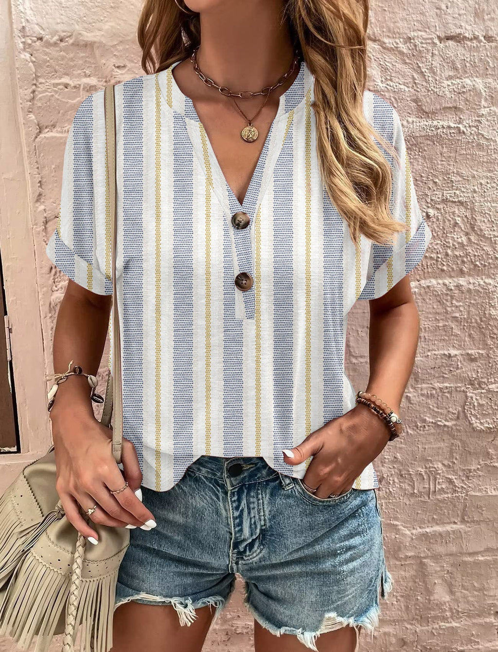 Damen Lässiges Kurzärmliges Blusenshirt mit Verspieltem Paisleymuster und Modernen Knopfdetails Shopnory