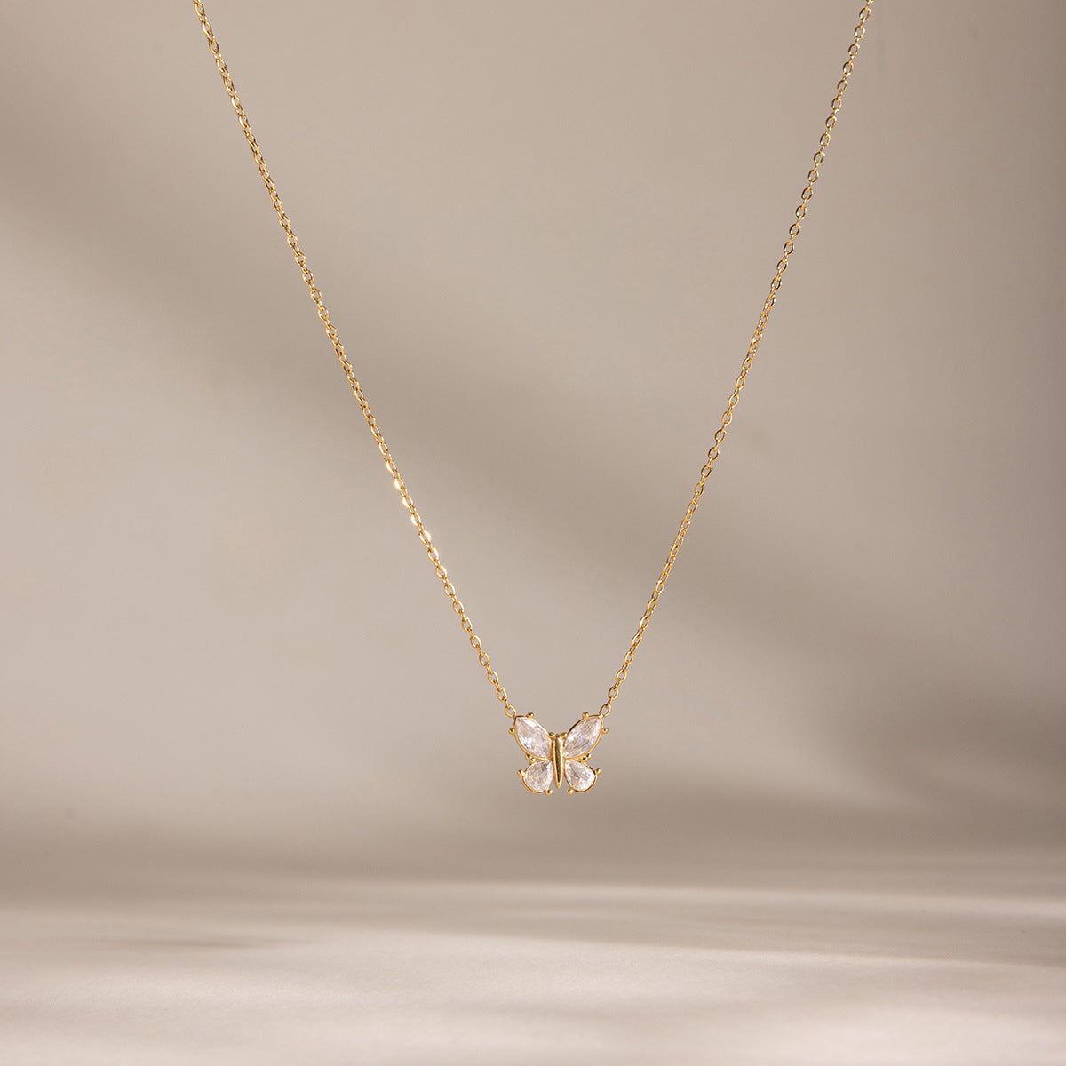 Damen Halskette mit elegantem Schmetterlingsanhänger aus hypoallergenem Edelstahl Shop Nory