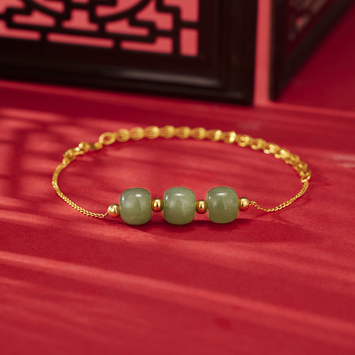 Damen elegantes Armband mit hochwertigen Jade-Perlen und Goldakzenten Shop Nory