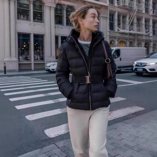 Damen Glänzende Daunenoptik-Steppjacke mit Kapuze und tailliertem Zugbandgürtel Shop Nory