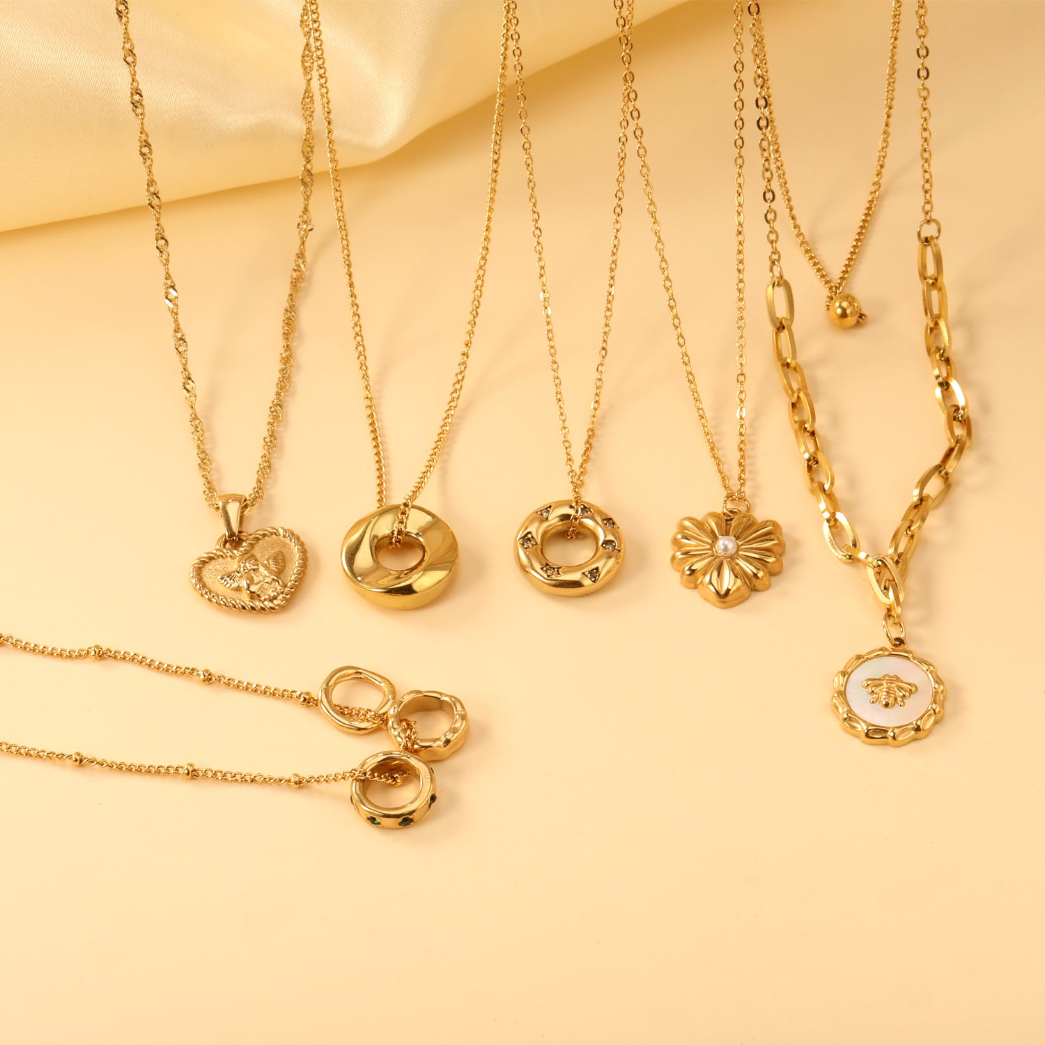 Damen elegante Halskette mit funkelndem Anhänger aus Edelstahl und goldplattierter Kette Shop Nory