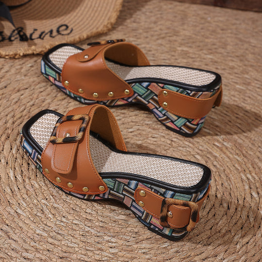 Damen Gemusterte Plateau-Mules mit dekorativer Schnalle, Nieten und gepolstertem Fußbett Shop Nory