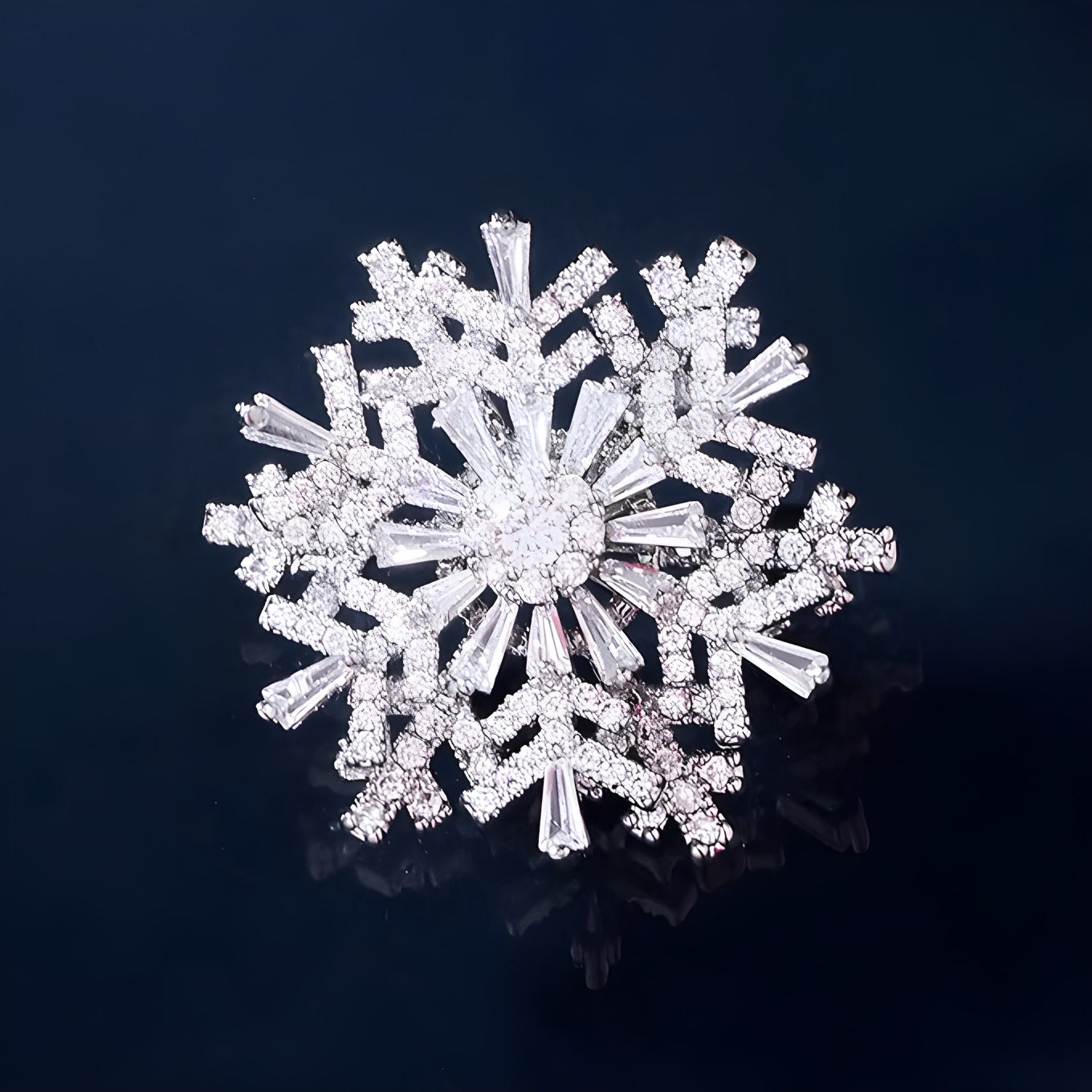 Elegante Kristallbrosche Im Schneeflocken-Design mit Tropfenförmigen Ziersteinen
